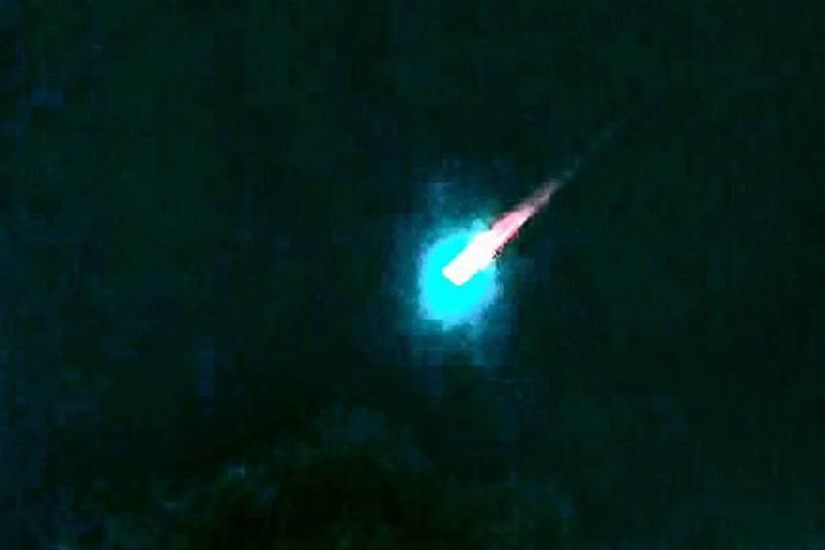 Esta imagen fue capturada por una usuaria de Twitter que grabó un video del fenómeno astronómico. El meteorito se alcanzó a ver en gran parte del departamento. (Foto: Suministrada / VANGUARDIA LIBERAL)