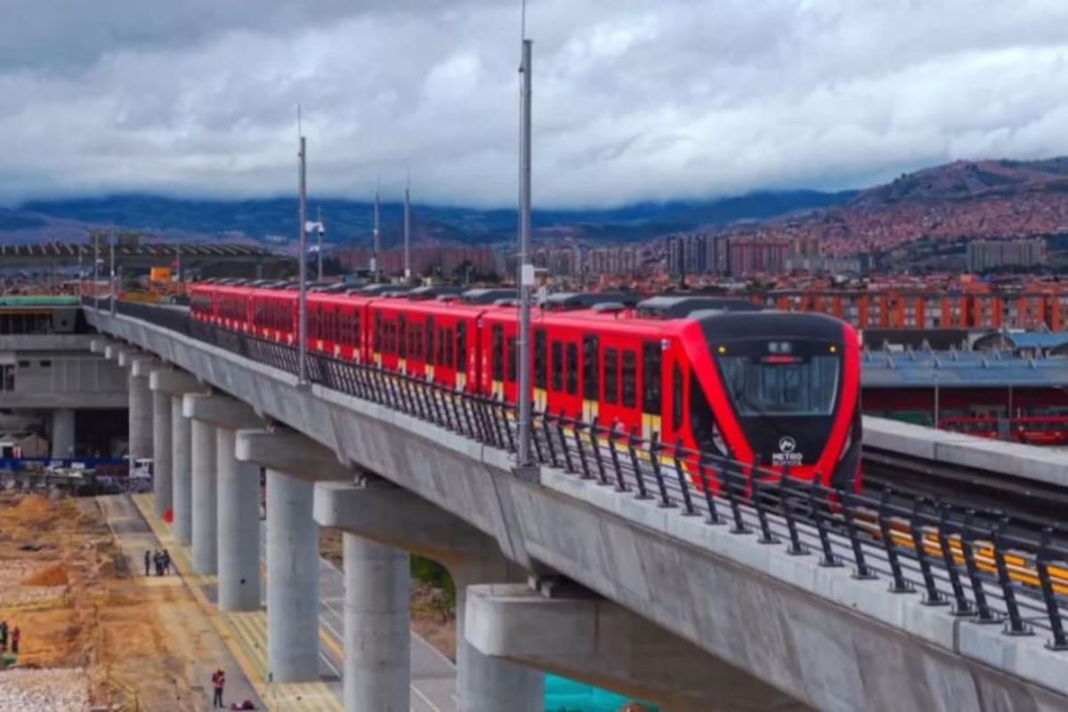 El Metro de Bogotá completó su primera prueba autónoma y energizada sobre el viaducto de la Línea 1. Foto: Daniel Díaz
