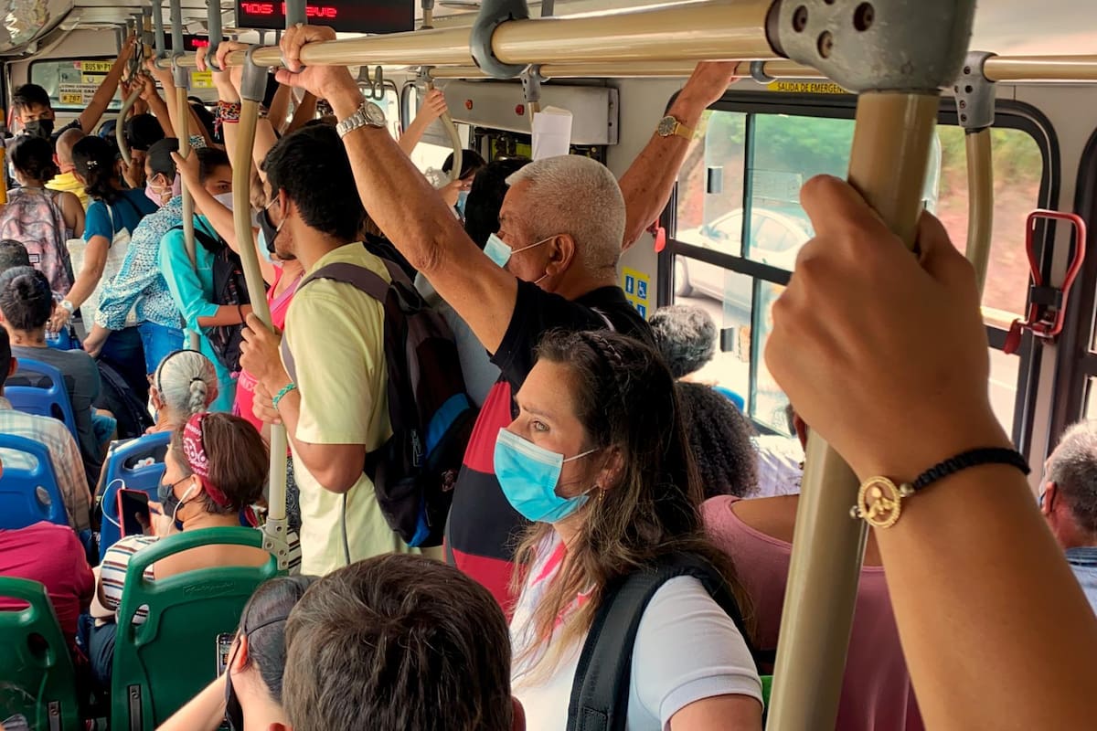 Cada día que pasa para los pasajeros es más tortuoso movilizarse en el transporte masivo y también en el convencional. (Foto: Jaime Moreno / VANGUARDIA)