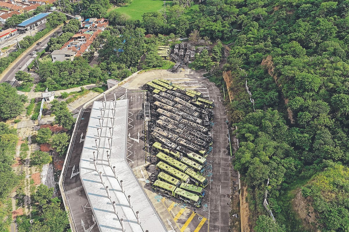 Más de 40 buses se han quemado en medio de incendios en el Portal de Girón. Foto: Óscar Jahir Hernández/VANGUARDIA