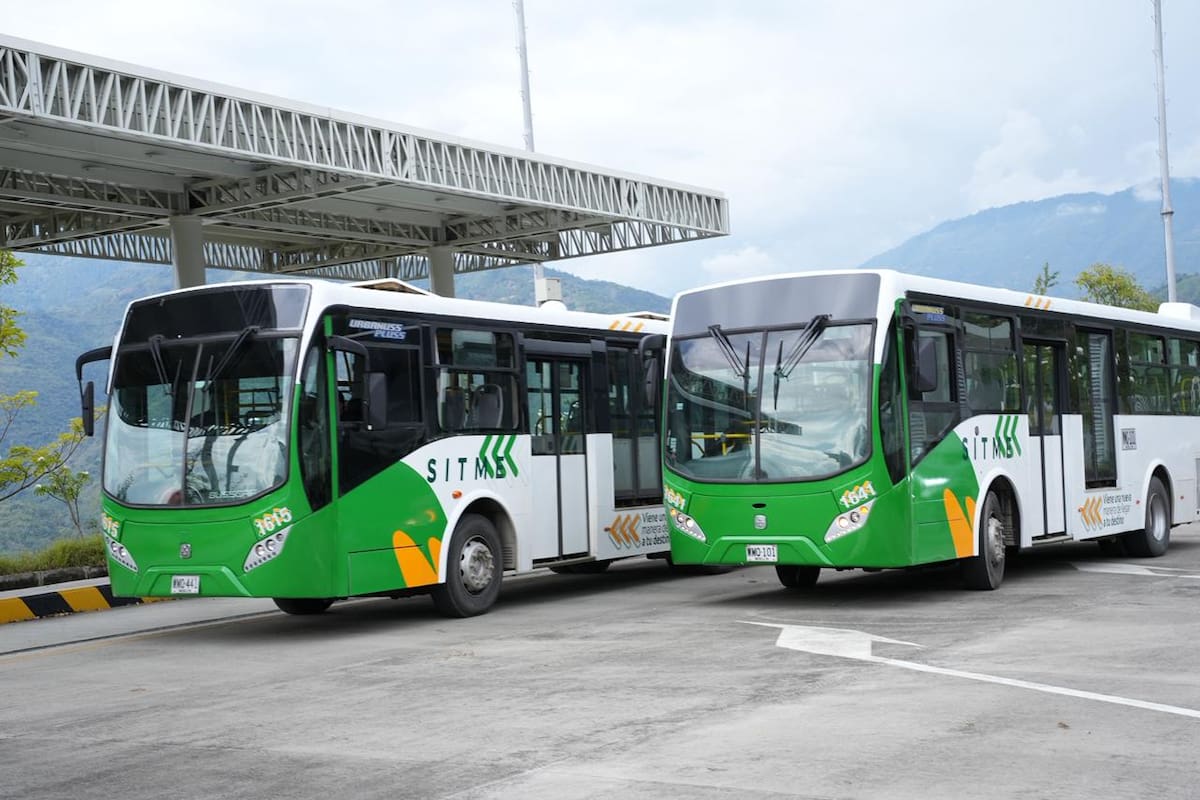 Esto son dos de los siete buses que reforzarán el transporte urbano en Bucaramanga.