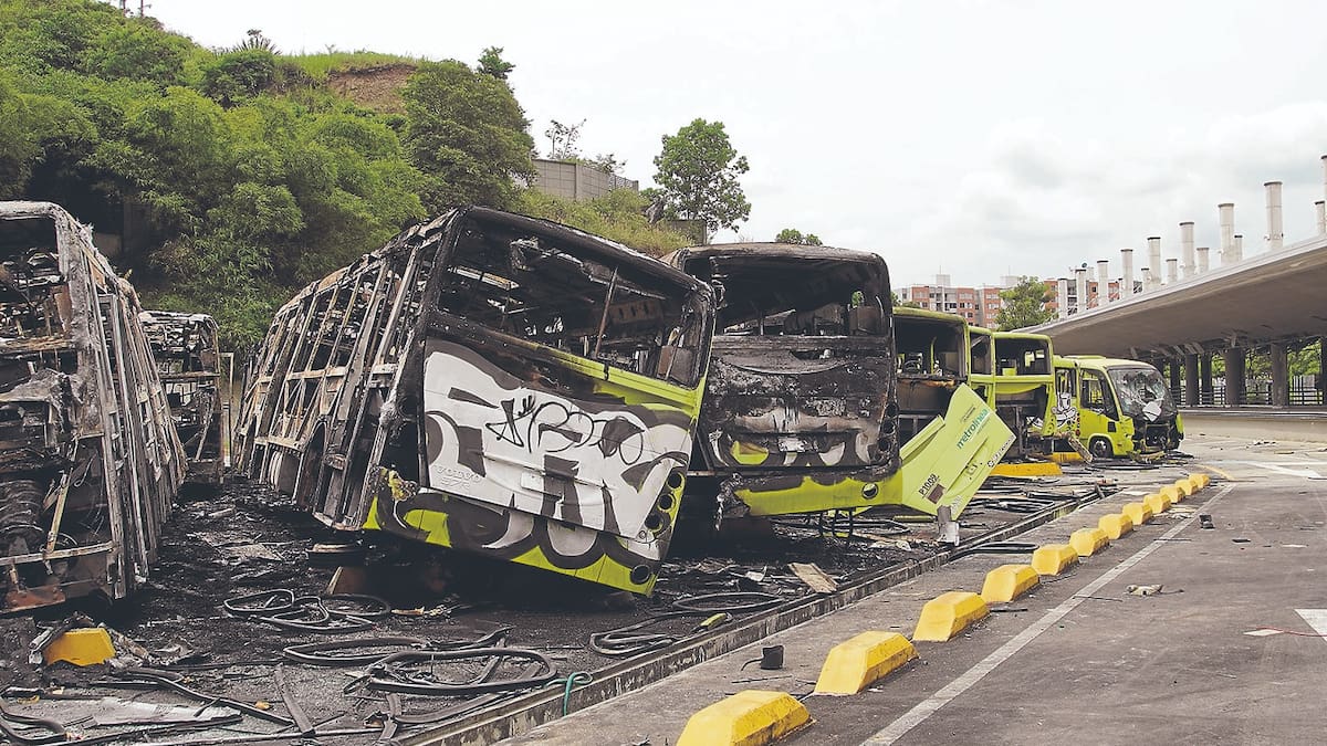 Los buses quemados son de Metrocinco Plus. Foto: Óscar Jahir Hernández/VANGUARDIA