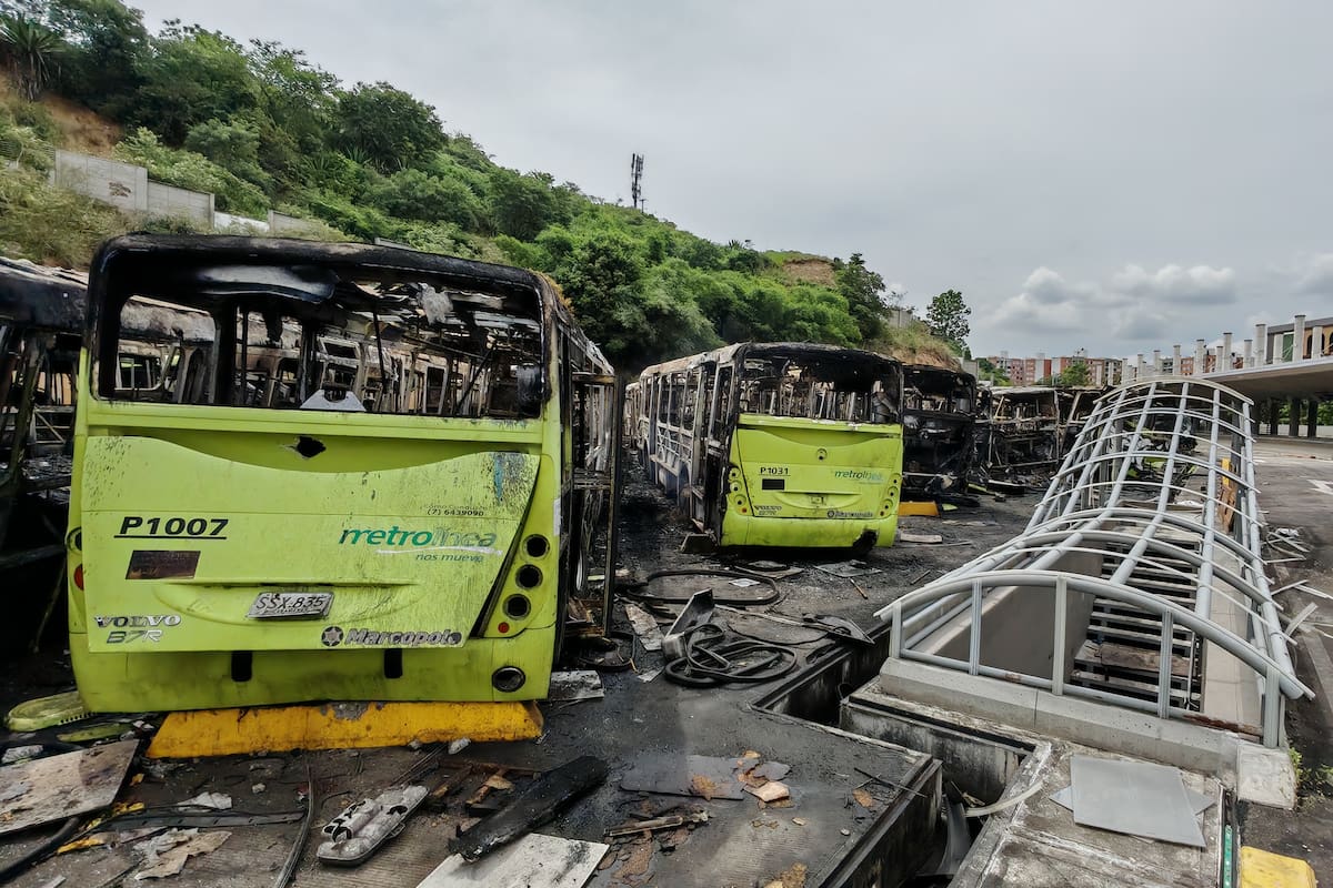 En total, 46 buses han resultado afectados en medio de los recientes incendios en el Portal Girón de Metrolínea. (Fotos: Marco Valencia / VANGUARDIA)