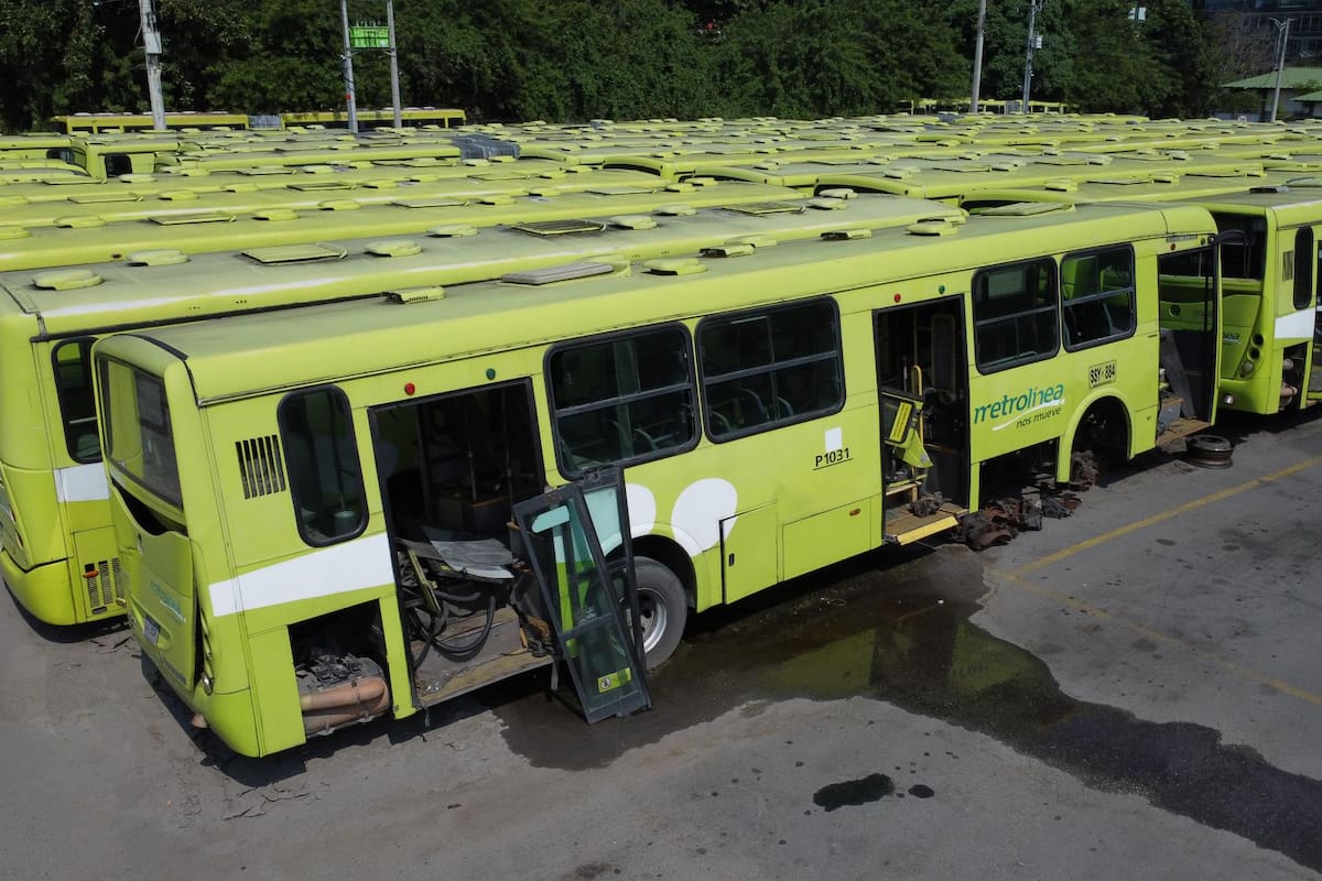 En el patio taller de Metrolínea se encuentran decenas de buses con grave deterioro.