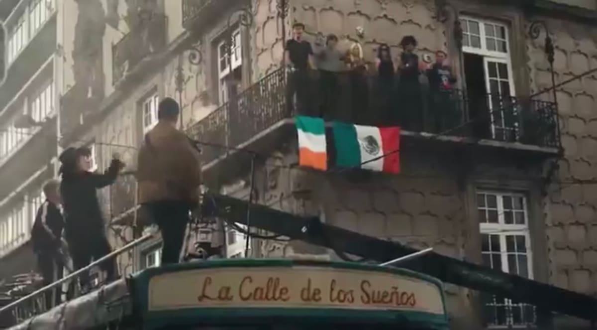 La banda irlandesa convirtió las calles del Centro Histórico mexicano en un escenario improvisado para el lanzamiento de su nuevo sencillo.
Foto tomada de: Pantallazo de video de X @CentralPuebla