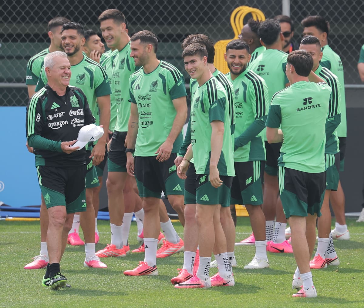 Mexico City (Mexico), 09/06/2026.- Mexico's national soccer team head coach Javier Aguirre (L) speaks with players during a training session as part of their pre-World Cup camp in Mexico City, 08 June 2026. (Mundial de Fútbol) EFE/EPA/YONHAP SOUTH KOREA OUT