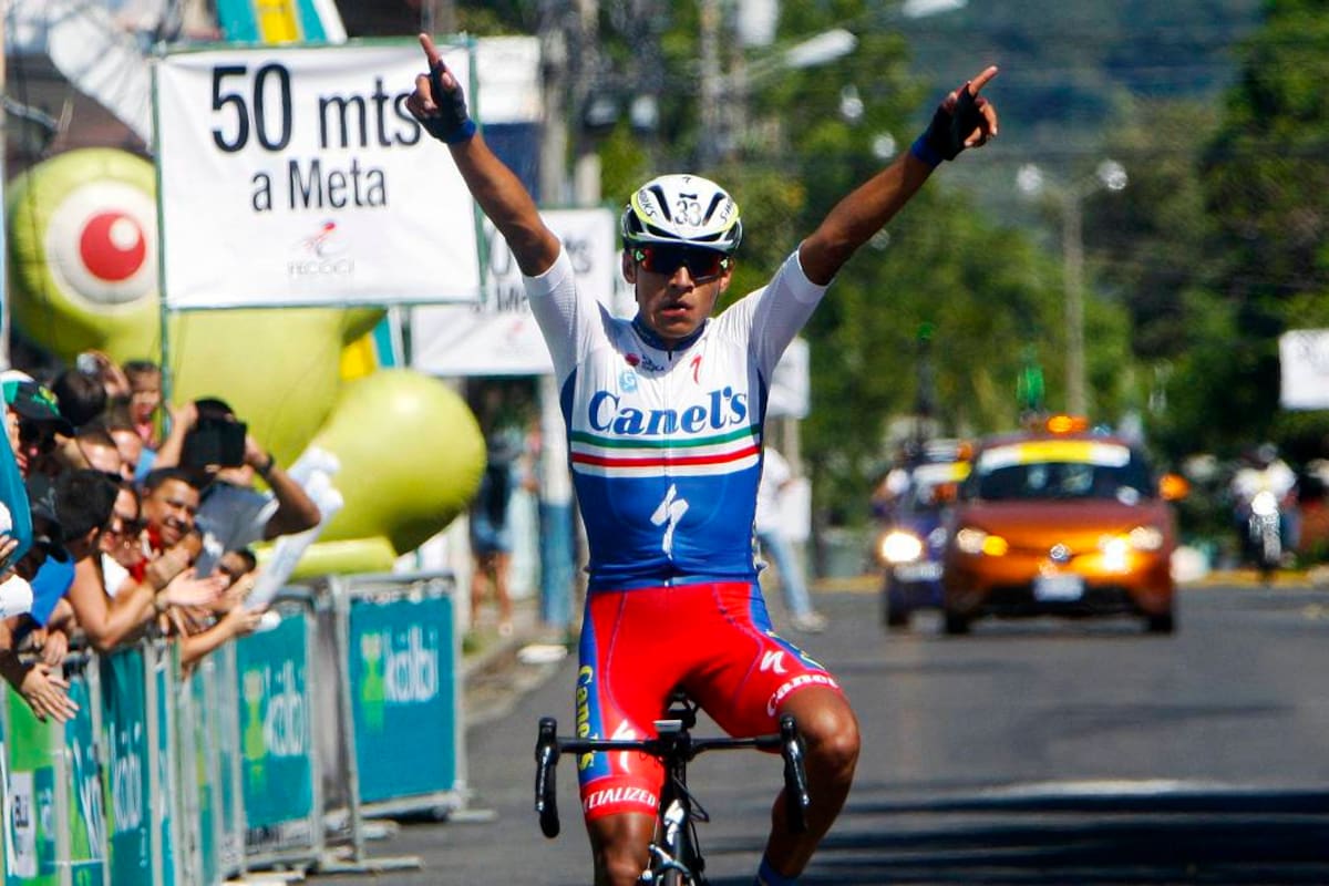 El pedalista mexicano Efrén Santos, al igual que el año pasado, se impuso en la etapa que llegó a Cañas, pero por primera vez se viste de líder en una Vuelta a Costa Rica. (Foto: Cortesía Luis Barbosa / VANGUARDIA LIBERAL)