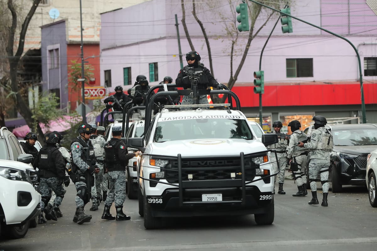 Integrantes de la Guardia Nacional resguardan la zona donde trasladaron el cuerpo de Nemesio Rubén Oseguera Cervantes, alias 'El Mencho', líder del Cártel Jalisco Nueva Generación (CJNG) abatido en Ciudad de México (México). //EFE - Mario Guzmán.