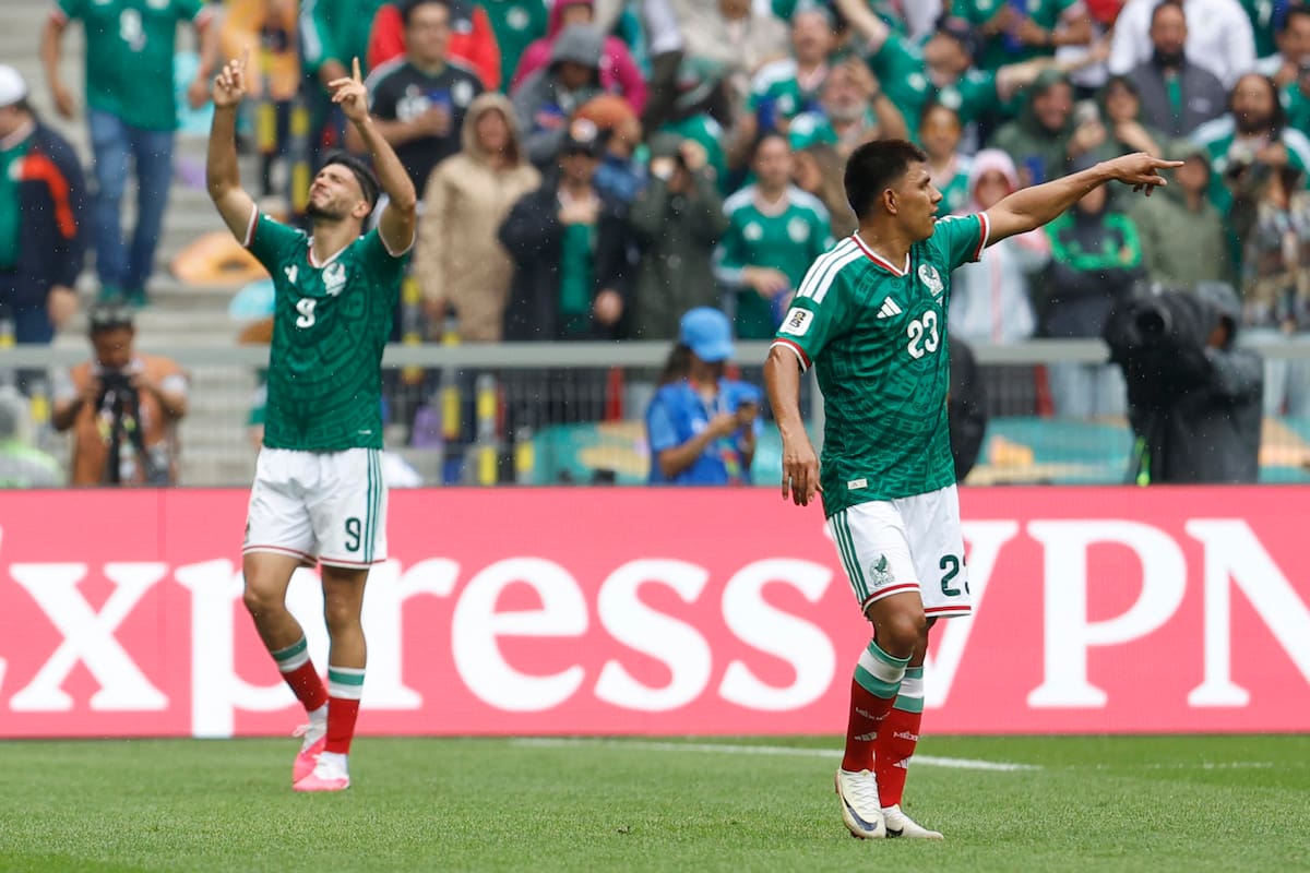 Raúl Jiménez marcó de cabeza el 2-0 y firmó su primer gol en una Copa del Mundo durante el partido inaugural ante Sudáfrica. / Foto: EFE