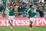 México vence 2-0 a Sudáfrica y rompe su maleficio en debuts mundialistas