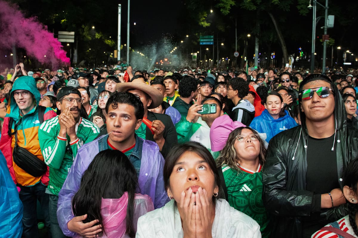 MEX7276. CIUDAD DE MÉXICO (MÉXICO), 06/07/2026.- Aficionados de México reaccionan en el Angel de la Independencia este domingo, durante un partido por los octavos de final del Mundial de la FIFA 2026 entre México e Inglaterra, en Ciudad de México (México). México cerró su participación como sede del Mundial 2026 con el partido entre México e Inglaterra, el último encuentro disputado en territorio nacional, un que torneo devolvió al país al centro de la escena futbolística internacional y dejó beneficios, tan solo en la capital, de 1.301 millones de dólares y 1,1 millones de turistas. EFE/ Tomás Pérez