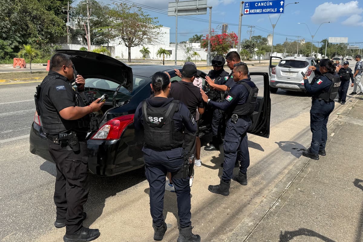 MEX5079. CANCÚN (MÉXICO), 22/02/2026.- Integrantes del Ejército de México y policías estatales revisan vehículos este domingo, en el balneario de Cancún en Quintana Roo (México). La Secretaría de la Defensa Nacional de México confirmó el abatimiento de Nemesio Rubén Oseguera Cervantes, alias El Mencho, líder del Cártel Jalisco Nueva Generación (CJNG), lo que ocasionó reacción del grupo criminal realizando bloqueos y quema de vehículos. EFE/Alonso Cupul