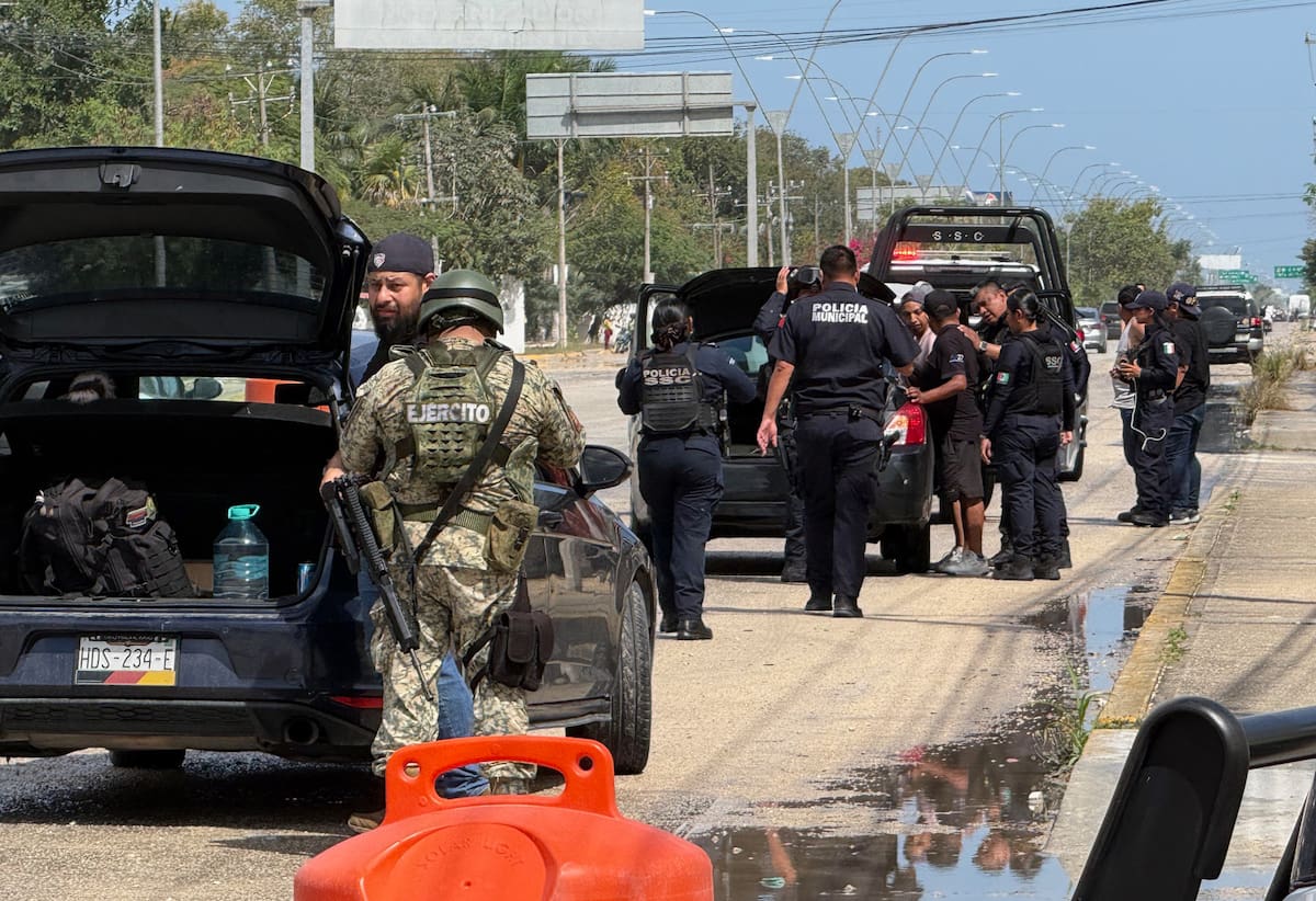 MEX5079. CANCÚN (MÉXICO), 22/02/2026.- Integrantes del Ejército de México y policías estatales revisan vehículos este domingo, en el balneario de Cancún en Quintana Roo (México). La Secretaría de la Defensa Nacional de México confirmó el abatimiento de Nemesio Rubén Oseguera Cervantes, alias El Mencho, líder del Cártel Jalisco Nueva Generación (CJNG), lo que ocasionó reacción del grupo criminal realizando bloqueos y quema de vehículos. EFE/Alonso Cupul