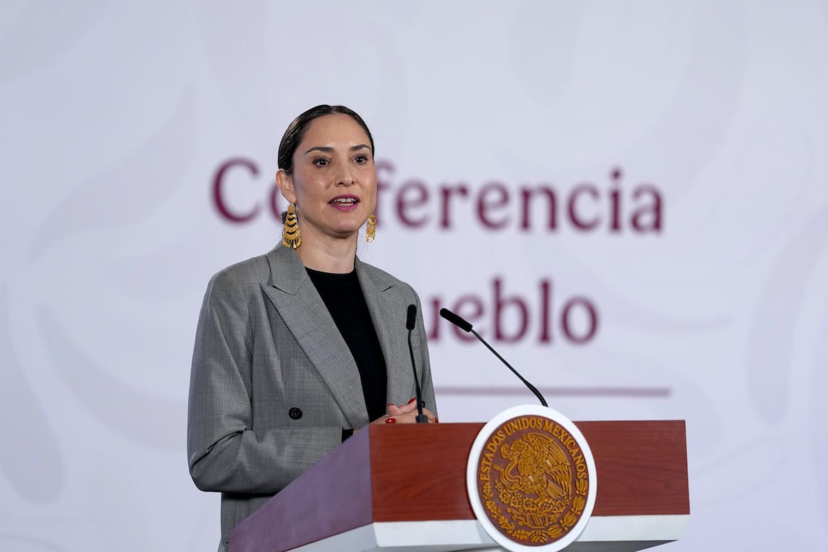 Fotografía cedida por la Presidencia de México que muestra a la secretaria de Cultura de México, Claudia Curiel de Icaza, hablando en una rueda de prensa este viernes, en Palacio Nacional de la Ciudad de México (México). Curiel de Icaza defendió la decisión de las autoridades culturales de impedir la exportación definitiva de una obra de Frida Kahlo, en medio del debate jurídico que analiza la Suprema Corte sobre el alcance de la protección patrimonial de la artista. EFE/ Presidencia de México