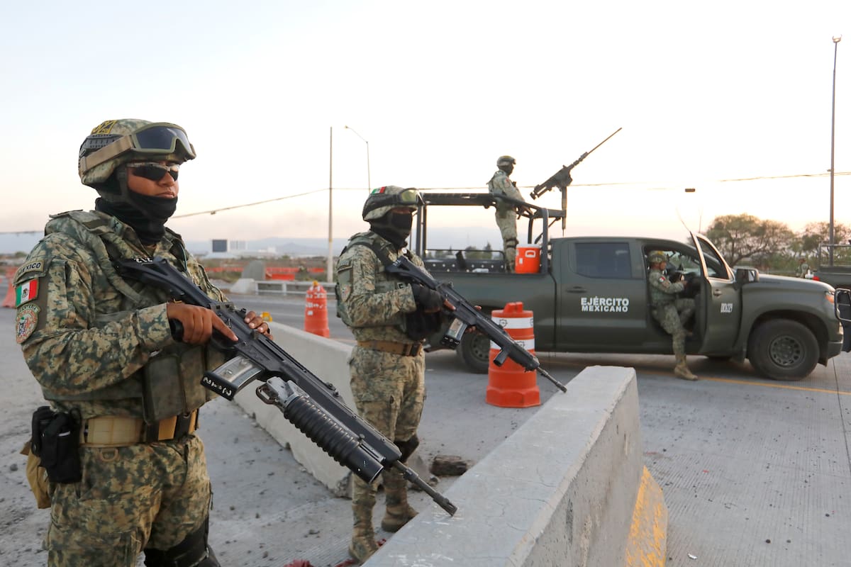 MEX5425. TLAJOMULCO DE ZÚÑIGA (MÉXICO), 25/02/2026.- Integrantes del ejército de México custodian las inmediaciones del Aeropuerto Internacional de Guadalajara este martes, en Tlajomulco de Zúñiga, a 28 kilómetros aproximadamente de Guadalajara (México). México está padeciendo una "pandemia de homicidios", con más de 30.000 muertes violentas al año, agravada por la amenaza de las redes criminales y por una impunidad generalizada, alertó este miércoles David Lee, presidente del Grupo Paladín, empresa especializada en la formación en materia de seguridad. EFE/ Francisco Guasco