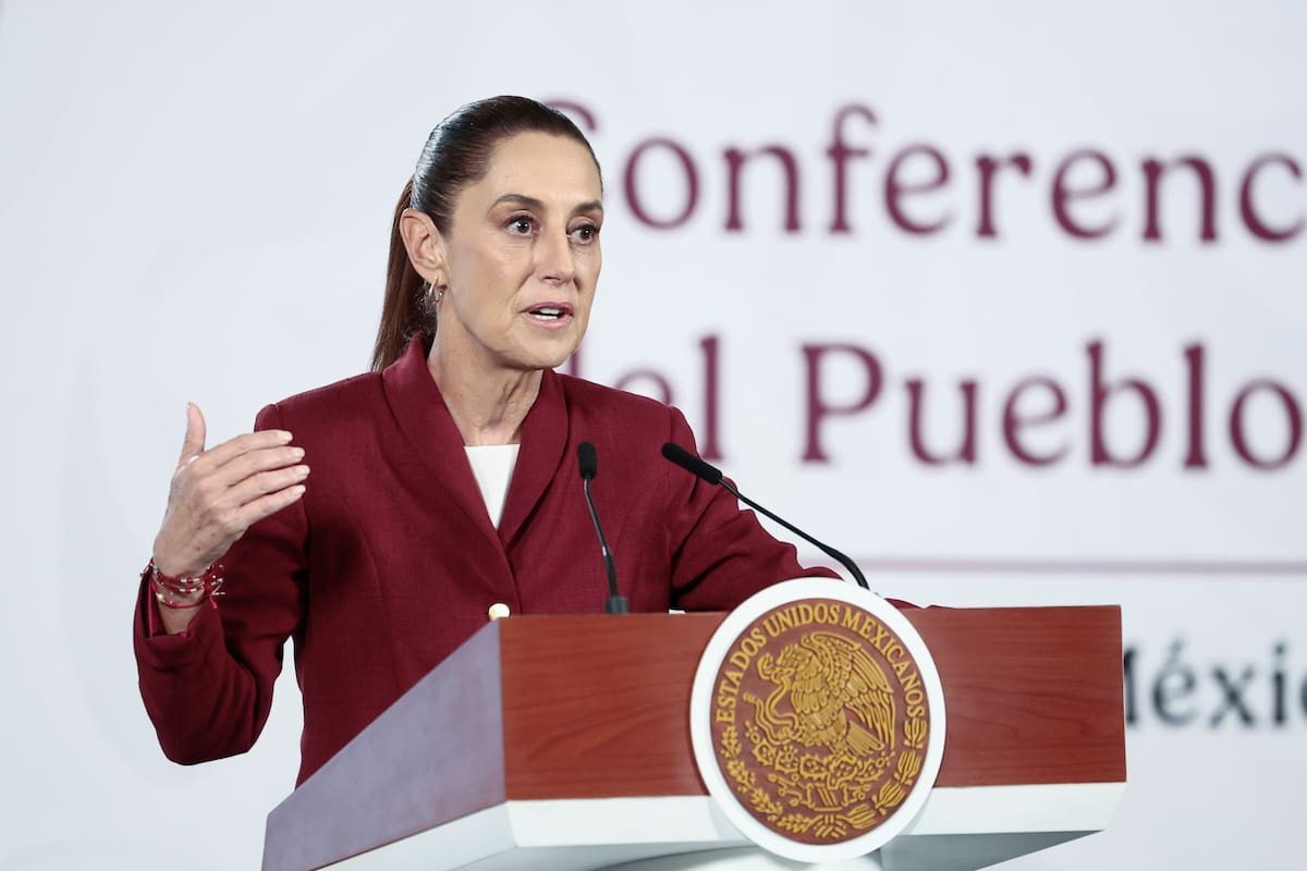 MEX7341. CIUDAD DE MÉXICO (MÉXICO), 17/03/2026.- La presidenta de México, Claudia Sheinbaum, habla durante una rueda de prensa este martes, en el Palacio Nacional de la Ciudad de México (México). Sheinbaum afirmó que el país está dispuesto a albergar los partidos de Irán del Mundial de 2026, ante las dificultades del equipo para jugar en Estados Unidos, una posibilidad que la FIFA está analizando, y que considera "factible". EFE/ José Méndez