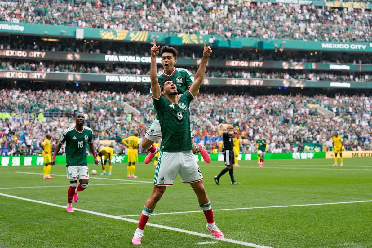 El mexicano Raúl Jiménez convirtió su primer gol en Mundiales en el debut de 2026 contra Sudáfrica. //Foto, AP: Natacha Pisarenko
