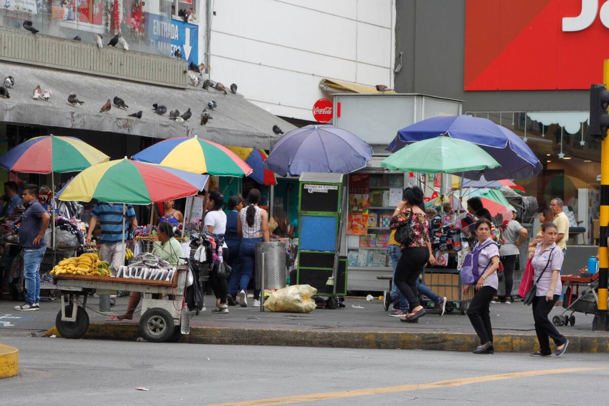 A pesar de la aplicación de dicho Plan Maestro, aún se observan desórdenes de ventas callejeras en el Centro. (Foto: Jaime Del Río / VANGUARDIA)