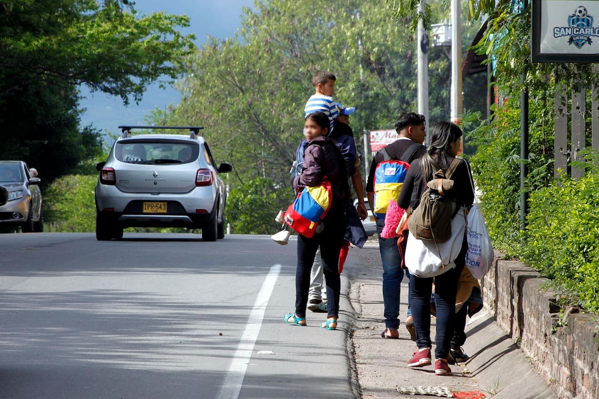 Se estudia la posible creación de un punto de atención oficial en Santander, para brindar ayuda humanitaria a los caminantes venezolanos que hacen tránsito. Un lugar en donde puedan descansar un instante, y abastecer alimentos, medicamentos, enseres y útiles de aseo. (Fotos: Jaime Del Río / VANGUARDIA)