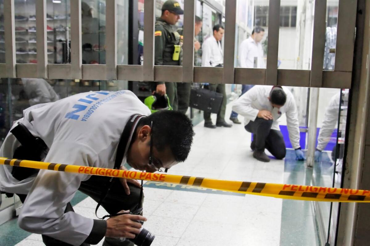 Investigadores de la Sijín de la Policía Metropolitana recopilaron evidencias en el sitio donde Iván Camilo Castellanos Rangel fue baleado.