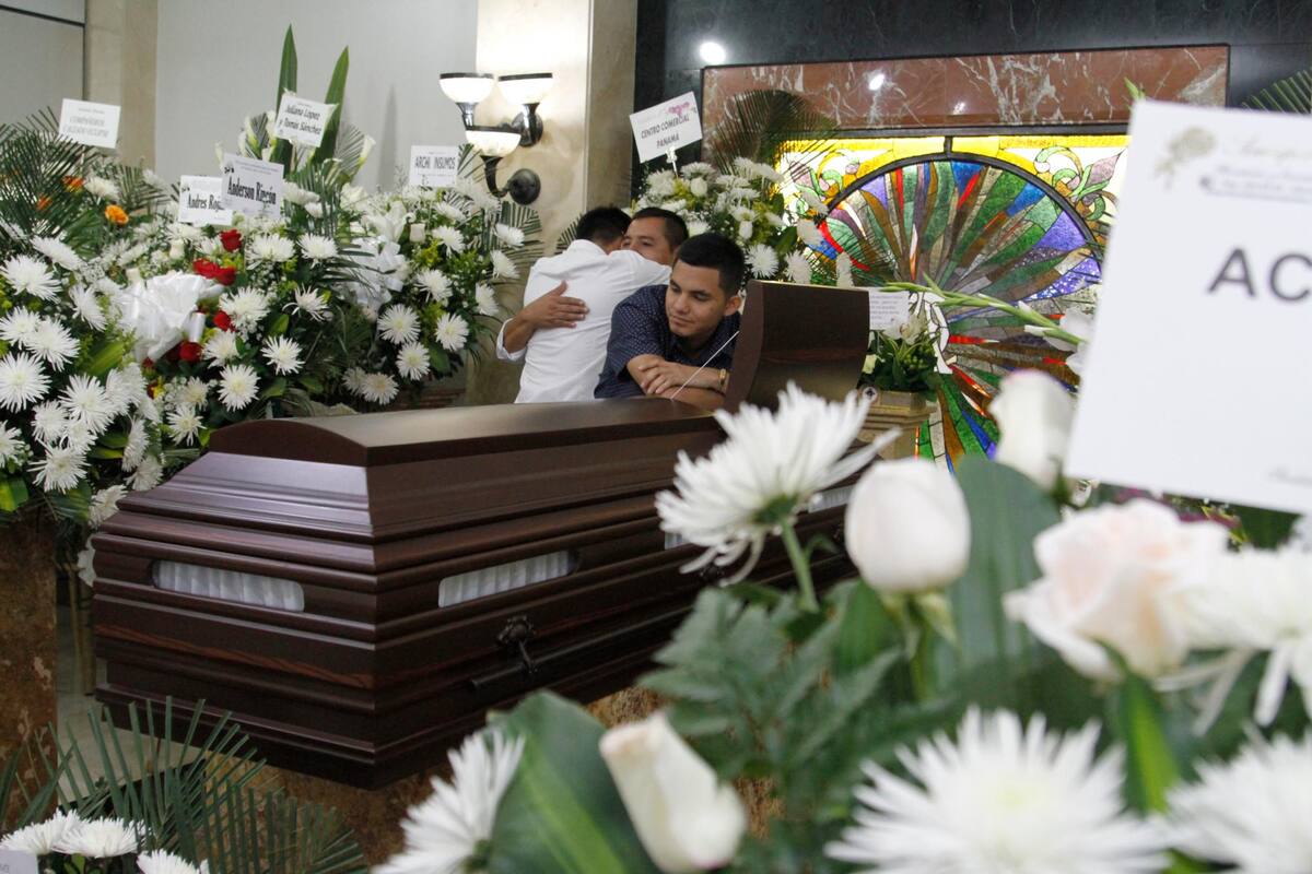 Ayer, en la funeraria San Pedro era velado Iván Camilo Castellanos Rangel, de 22 años. Familiares y amigos lo acompañarán hoy en su último adiós en el Parque Memorial Tierra Santa.