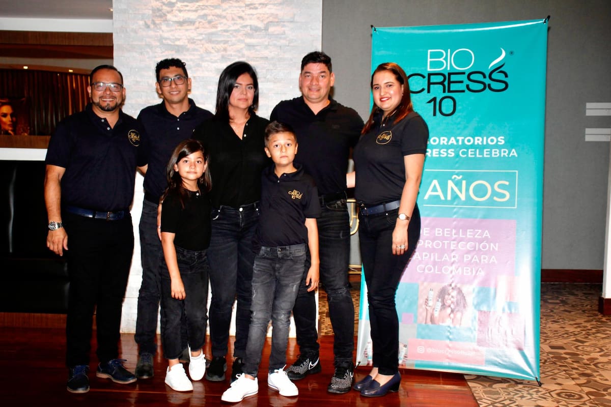 Pedro Sánchez, Elmer Tafur, Pilar Cristina Alba, Alido Alexander Vásquez, Carolina Rueda y los niños David Vásquez y Emanuela Vásquez. Jaime del Río / VANGUARDIA