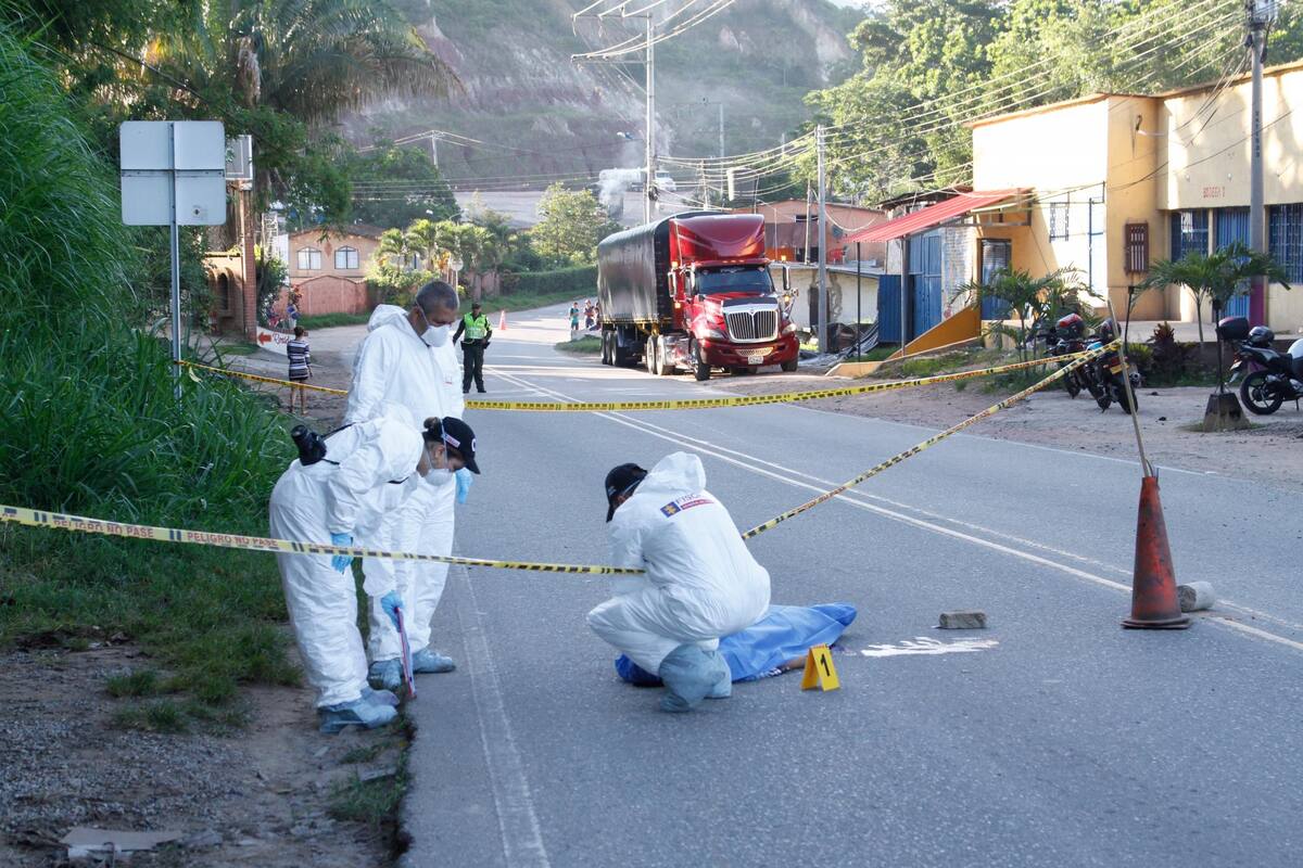 El cuerpo de Jorge Armando Ayala Guarín, de 25 años, quedó tendido en la vía que comunica a Piedecuesta con San Gil, Santander.