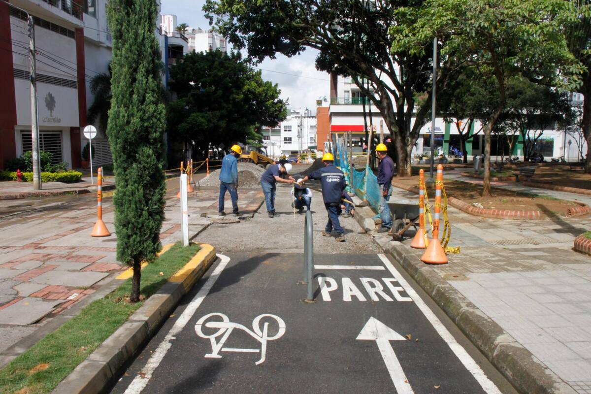 En cinco puntos de la capital santandereana se adelantan trabajos de las ciclorrutas de manera simultánea: carreras 21, 30 y 35, y calles 33 y novena. Este año quedarían terminados todos los corredores del proyecto. (Fotos: Jaime Del Río / VANGUARDIA)