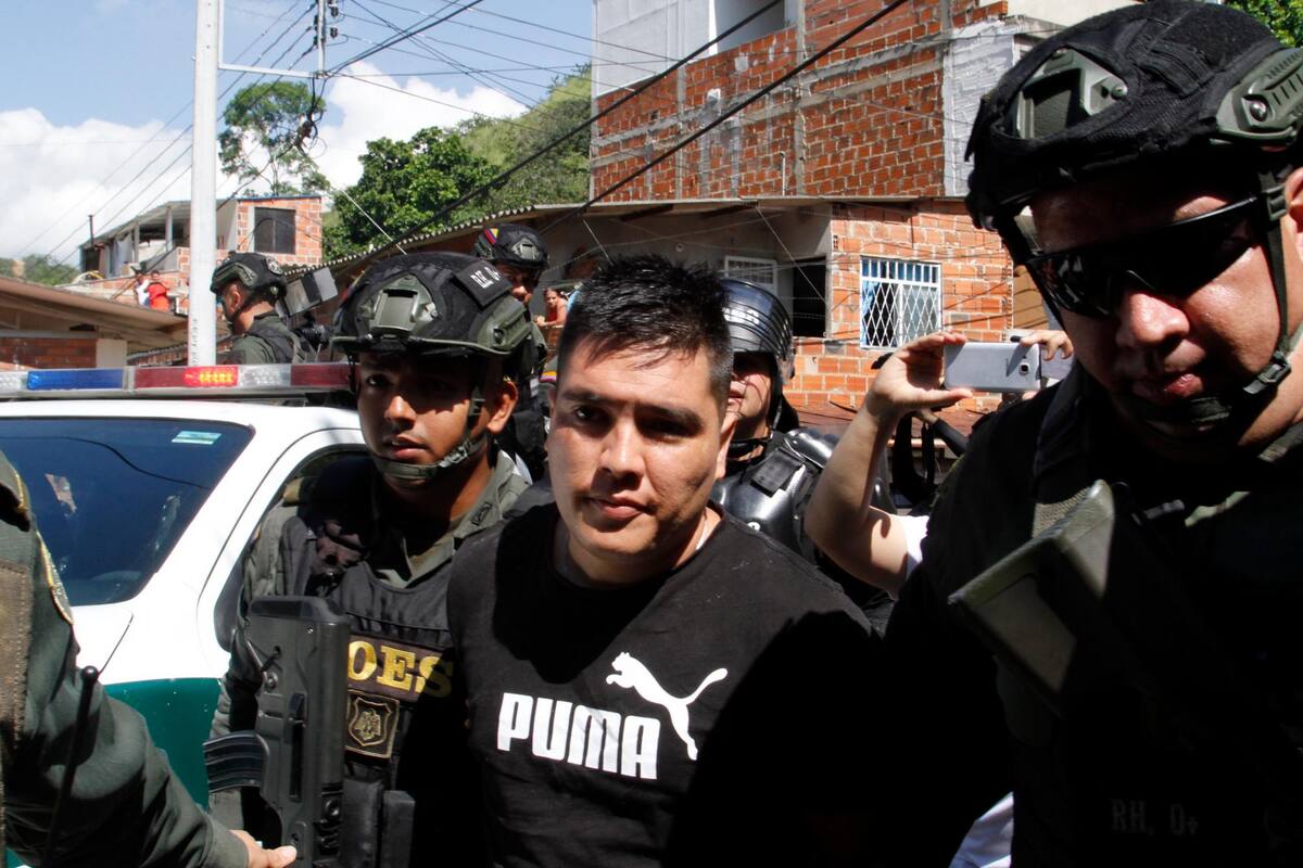 Fuertemente escoltado por Esmad e investigadores de la Sijín, Juan Guillermo Valderrama Amézquita fue subido a una tanqueta y trasladado a la Sijín de Bucaramanga, donde permaneció más de una hora. Luego fue llevado a la URI de la Fiscalía.