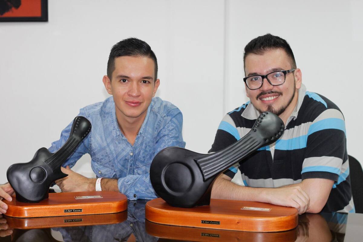 Aún con fiebre debido al cansancio, Carlos Augusto Vásquez Soto tocó casi perfectamente durante la audición privada del festival. Dicen los que saben que allí es que se gana el premio. En la foto, Carlos Augusto Vásquez Soto y Ángel David Alba Becerra. El maestro Edwin Castañeda se encuentra actualmente en Estados Unidos.