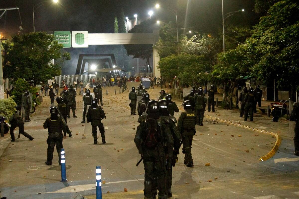 Tras los enfrentamientos del jueves, tres policías resultaron heridos. Foto: Marco Valencia