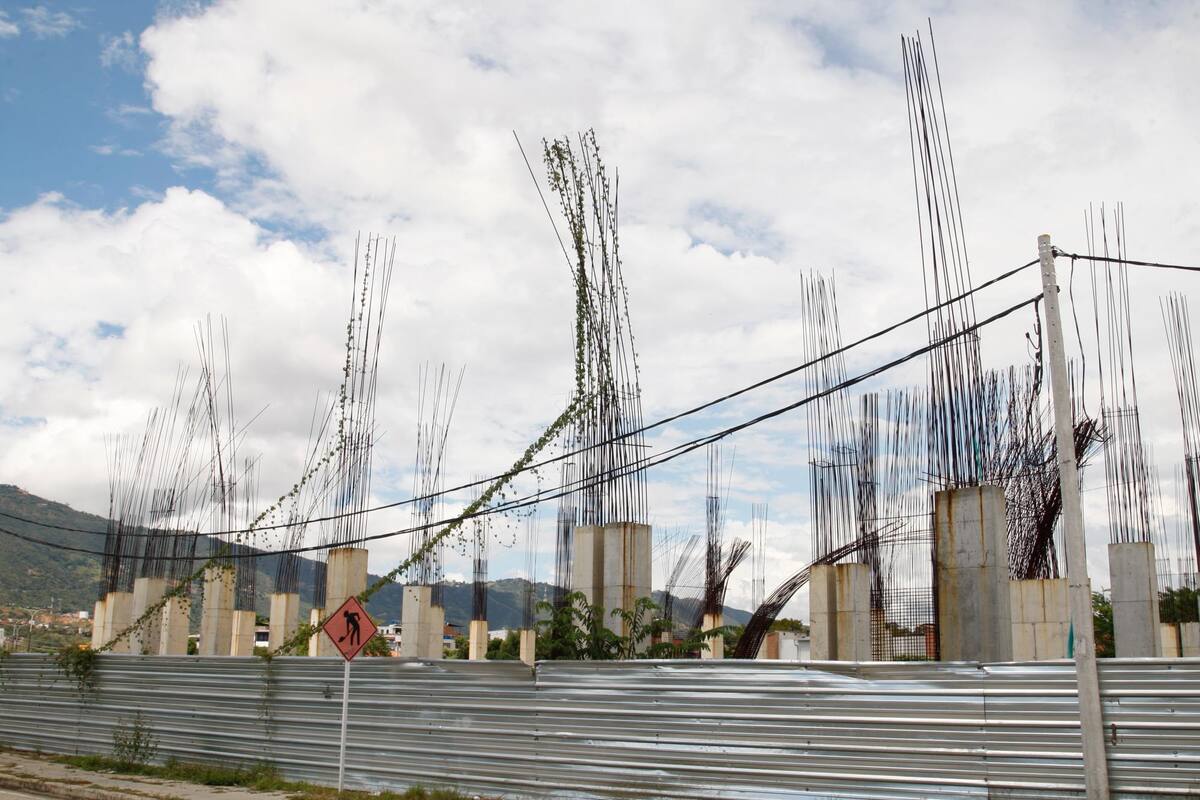 La obra de construcción de la nueva Clínica Girón E.S.E., detenida desde el año pasado, presenta un avance de solo 23%. (Foto: Jaime Moreno / VANGUARDIA)