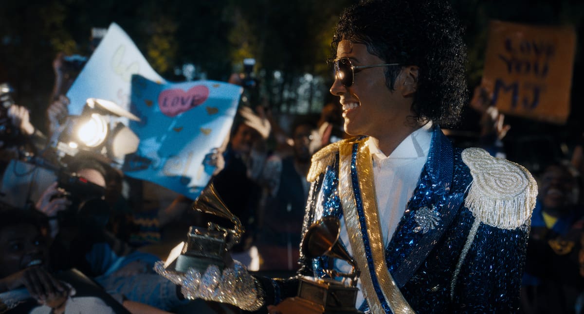 Desde el ritmo de sus pies imparables cuando era un niño lleno de potencial en los Jackson Five al éxito mundial, 'Michael' explora la disyuntiva de Michael Jackson entre su familia y su arte en una cinta dirigida por Antoine Fuqua y protagonizada por su sobrino Jafaar, transformado hasta en el más mínimo detalle en su tío. La película llega este miércoles a los cines españoles tras un preestreno en Berlín que reunió a gran parte de la familia Jackson, que se dieron un baño de multitudes con tres días de celebraciones para presentar el filme. EFE/Lionsgate./SOLO USO EDITORIAL/SOLO DISPONIBLE PARA ILUSTRAR LA NOTICIA QUE ACOMPAÑA (CRÉDITO OBLIGATORIO)