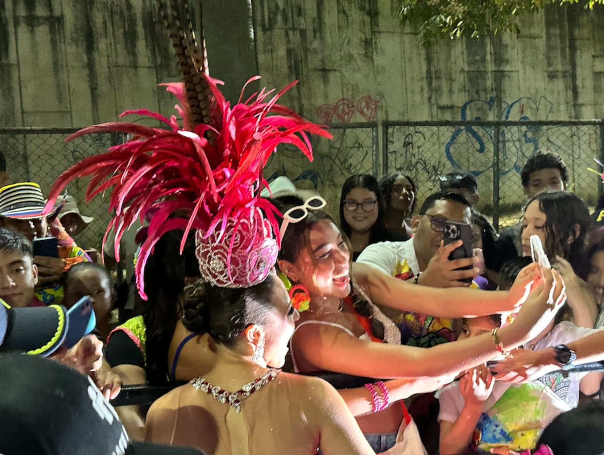 El público quiso compartir con Michelle Char Fernandez, reina del Carnaval de Barranquilla 2026, durante La Noche de Guacherna.//Juan M. Cantillo-El Universal.