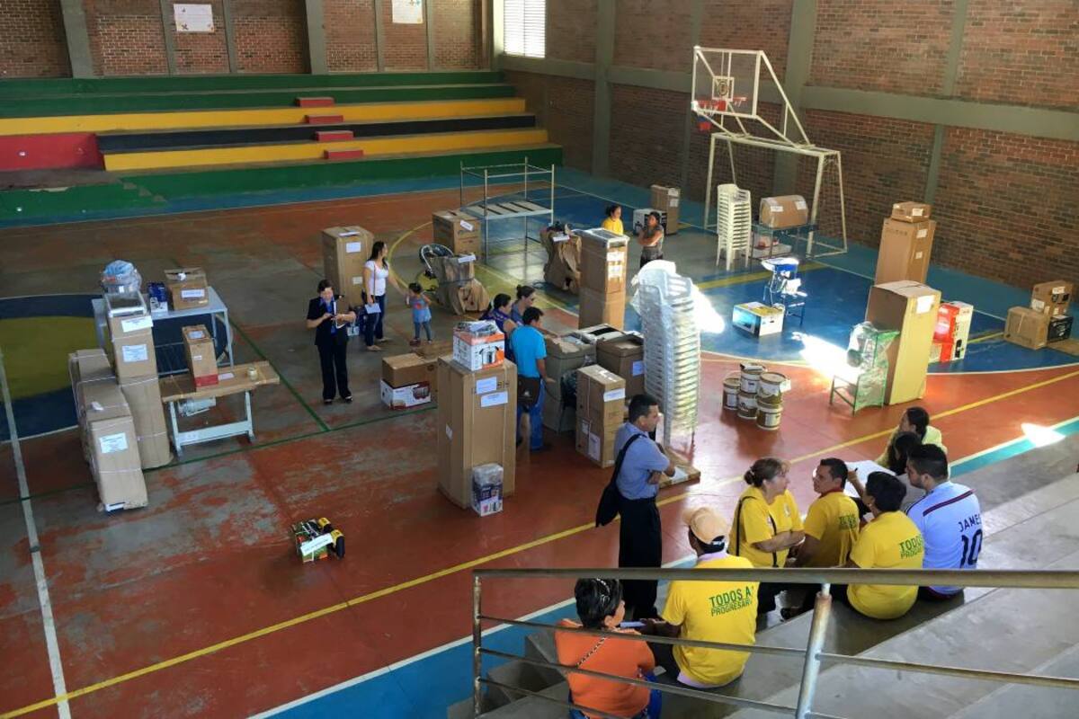 En el coliseo “Cacique Poima” de Oiba, se hizo entrega de los elementos para fortalecer a los microempresarios de esta localidad, una gestión del alcalde Carlos Durán ante la Gobernación. (Foto: Luis Fernando Martínez V/VANGUARDIA LIBERAL)