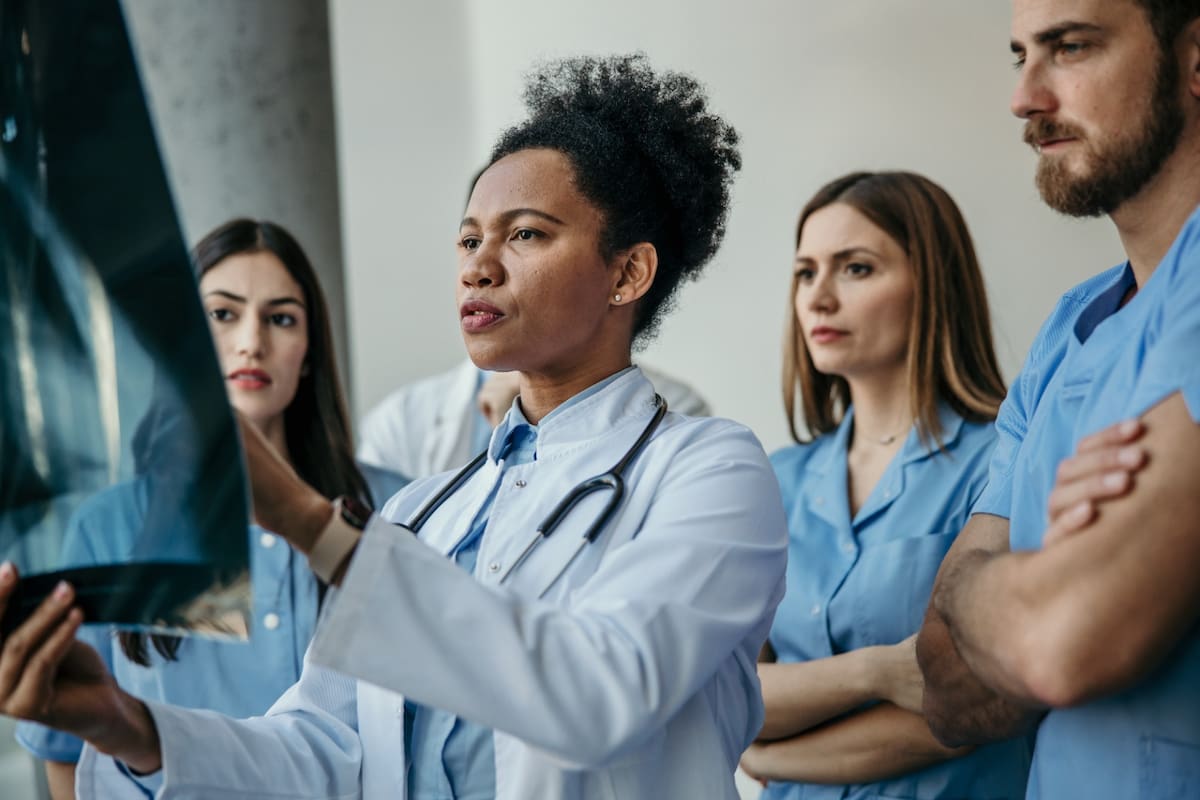 La Alianza del Mieloma Múltiple reúne a especialistas, instituciones de salud y representantes de pacientes para identificar soluciones frente a los desafíos de esta enfermedad en Colombia.