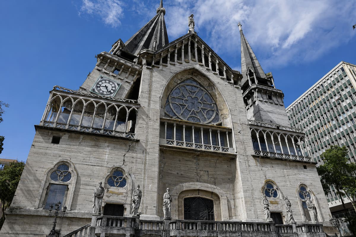 La arquitectura tradicional de Salento y la Catedral Basílica de Manizales figuran entre los bienes patrimoniales afectados por el terremoto. Foto EFE/VANGUARDIA