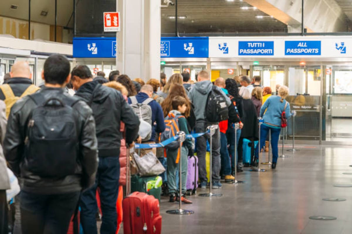 El gobierno chileno ejecutó el retorno de ciudadanos colombianos en un operativo de deportación coordinado con autoridades migratorias. Imagen de referencia tomada de: Istock.