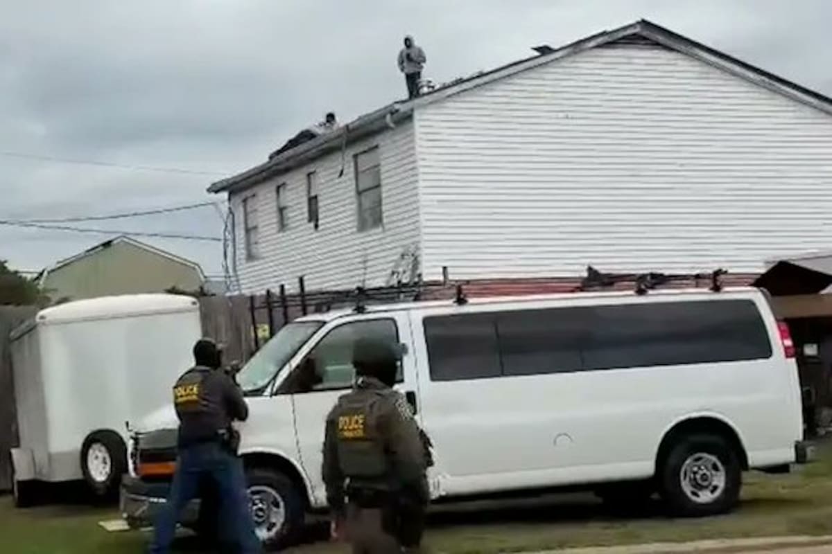 Agentes de ICE intentaron detener a dos trabajadores, pero ellos se negaron a bajar de un tejado.