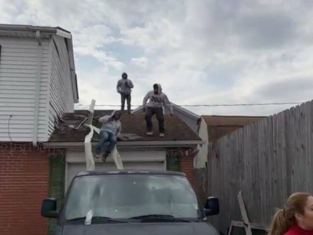Trabajadores hondureños suben al techo de una casa para evitar ser detenidos por el ICE.