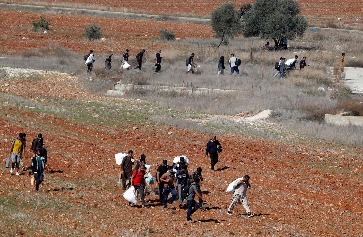 Nicosia (Cyprus), 28/10/2022.- Migrants from the Pournara camp are fleeing and running along a mayor road nearby with their belongings, Kokkinotrimithia village, Cyrpus 28 October 2022. Pournara camp has been hosting well over its 1,000 person capacity as Cyprus struggles to cope with an influx of asylum seekers from Syria and from African countries. Many travel to the southern part of the island through the buffer zone that separates it from the Turkish Cypriot breakaway state in the north. Authorities in Nicosia last week said that this year alone, 17,000 people had entered their jurisdiction through irregular channels. There were 12,285 in the whole of 2021. (Chipre, Siria) EFE/EPA/KATIA CHRISTODOULOU
