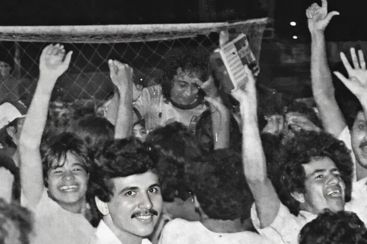 El 22 de diciembre de 1985 el argentino Miguel Oswaldo Gonzalez fue alzado en hombros por los hinchas de Atlético Bucaramanga, luego de ganar el Botín de Goleador del fútbol colombiano. Foto: Archivo / VANGUARDIA
