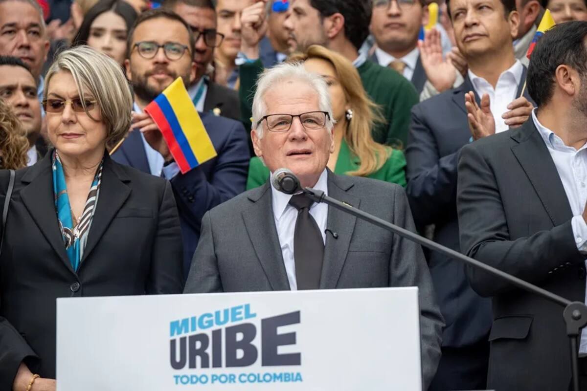 Fotografía cedida por el partido Centro Democrático que muestra a Miguel Uribe Londoño, padre del asesinado senador Miguel Uribe Turbay, durante la presentación de su precandidatura a la presidencia de Colombia este martes, en Bogotá (Colombia). EFE/ Centro Democrático.