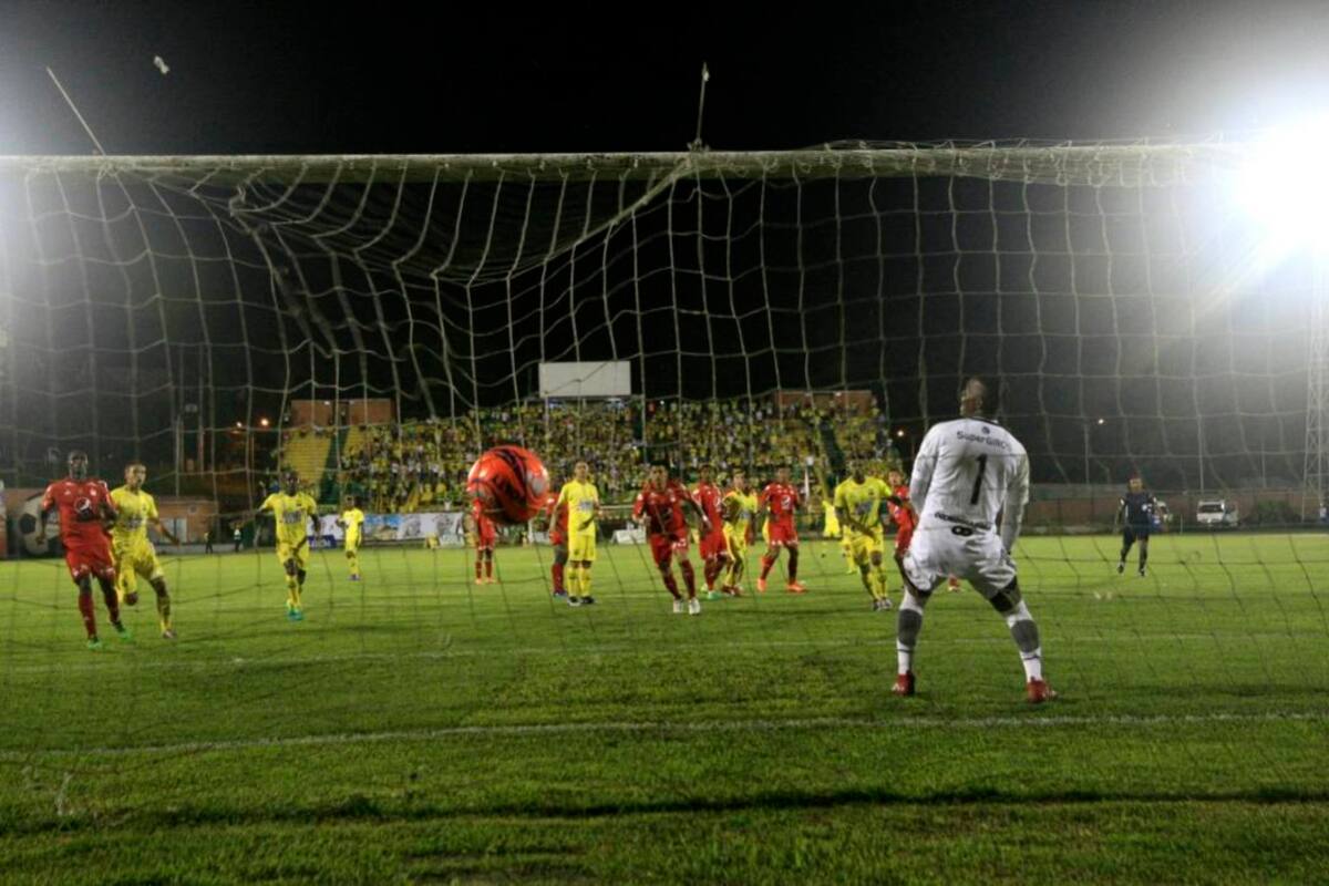 John Pérez rescató al Bucaramanga una vez más. El mediocampista santandereano, al igual que la semana pasada ante Jaguares, donde marcó el empate, desenfundó su ‘mágica’ pierna derecha para vencer la resistencia del arquero del América, para meter al ‘leopardo’ a cuartos. (Foto: César Flórez / VANGUARDIA LIBERAL)