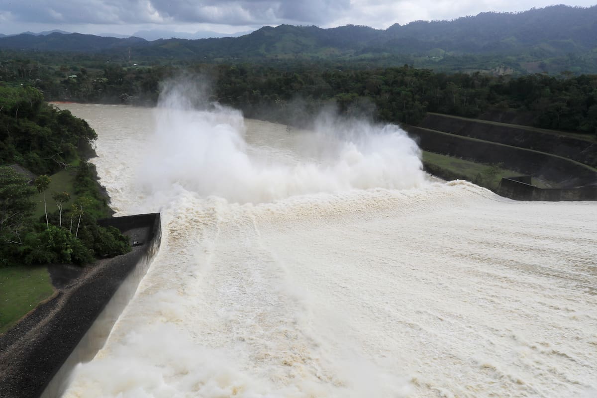 Fotografía que muestra el vertedero del embalse de Urrá, en el sur de Córdoba, donde se realiza una inspección técnica por parte de las autoridades este jueves, en Tierralta (Colombia). En el embalse de Urrá las autoridades realizaron una inspección del vertedero por donde se hacen descargas controladas de agua hacia el lecho del río Sinú, un flujo continuo que desciende formando una cortina blanquecina y espesa, en un entorno marcado por nubosidad y altos niveles de almacenamiento en la cuenca. EFE/ Carlos Ortega