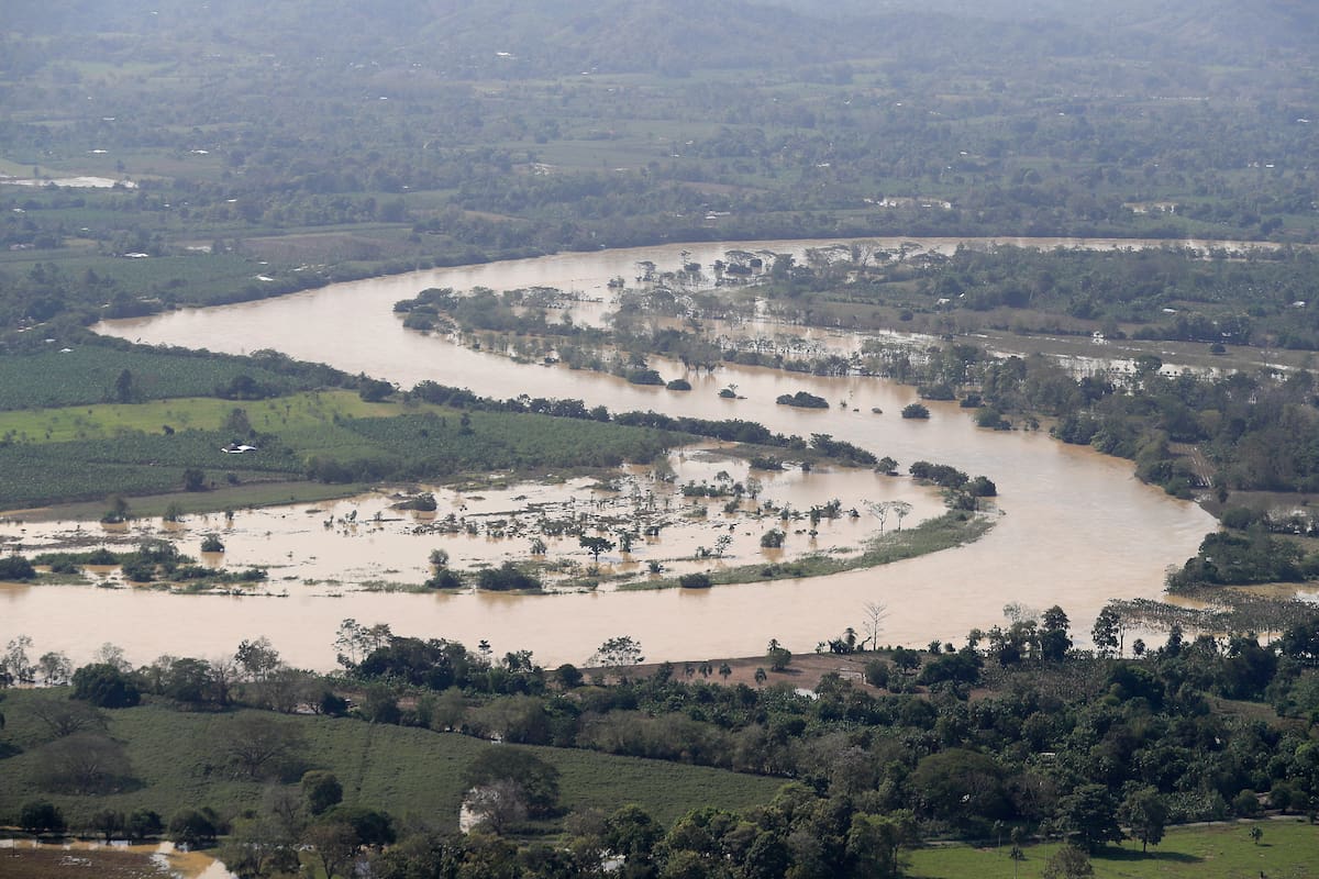 Fotografía que muestra una zona afectada este jueves por inundaciones en zona rural del sur del departamento de Córdoba (Colombia). Miles de familias permanecen entre el agua por las inundaciones causadas por las lluvias atípicas para esta época del año en Colombia, según pudo constatar EFE en un sobrevuelo por el sur del departamento caribeño de Córdoba (noroeste). EFE/ Carlos Ortega