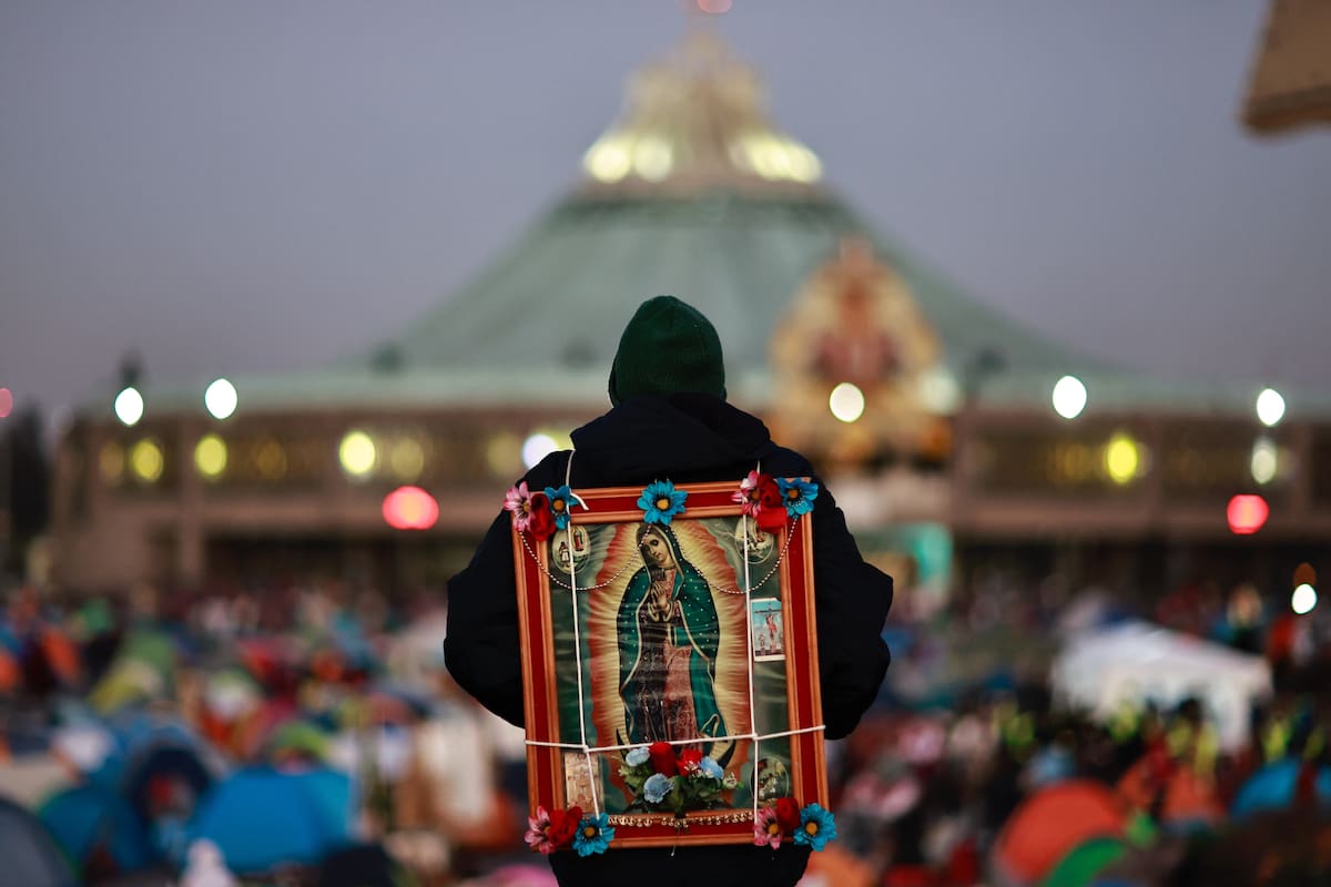 MEX7802. CIUDAD DE MÉXICO (MÉXICO), 12/12/2024.- Un feligrés mexicano carga una imagen de la virgen de Guadalupe este jueves, durante el peregrinaje anual a la Basílica de Guadalupe, en la Ciudad de México (México). Cientos de miles de fieles mexicanos acuden a visita anual a la Basílica de la Virgen de Guadalupe, que espera más de 12 millones de visitantes con motivo de los 493 años de su aparición. EFE/ Sáshenka Gutiérrez