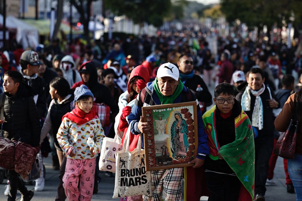 MEX7818. CIUDAD DE MÉXICO (MÉXICO), 12/12/2024.- Feligreses mexicanos caminan durante el peregrinaje anual a la Basílica de Guadalupe este jueves, en la Ciudad de México (México). Cientos de miles de fieles mexicanos acuden a visita anual a la Basílica de la Virgen de Guadalupe, que espera más de 12 millones de visitantes con motivo de los 493 años de su aparición. EFE/ Sáshenka Gutiérrez