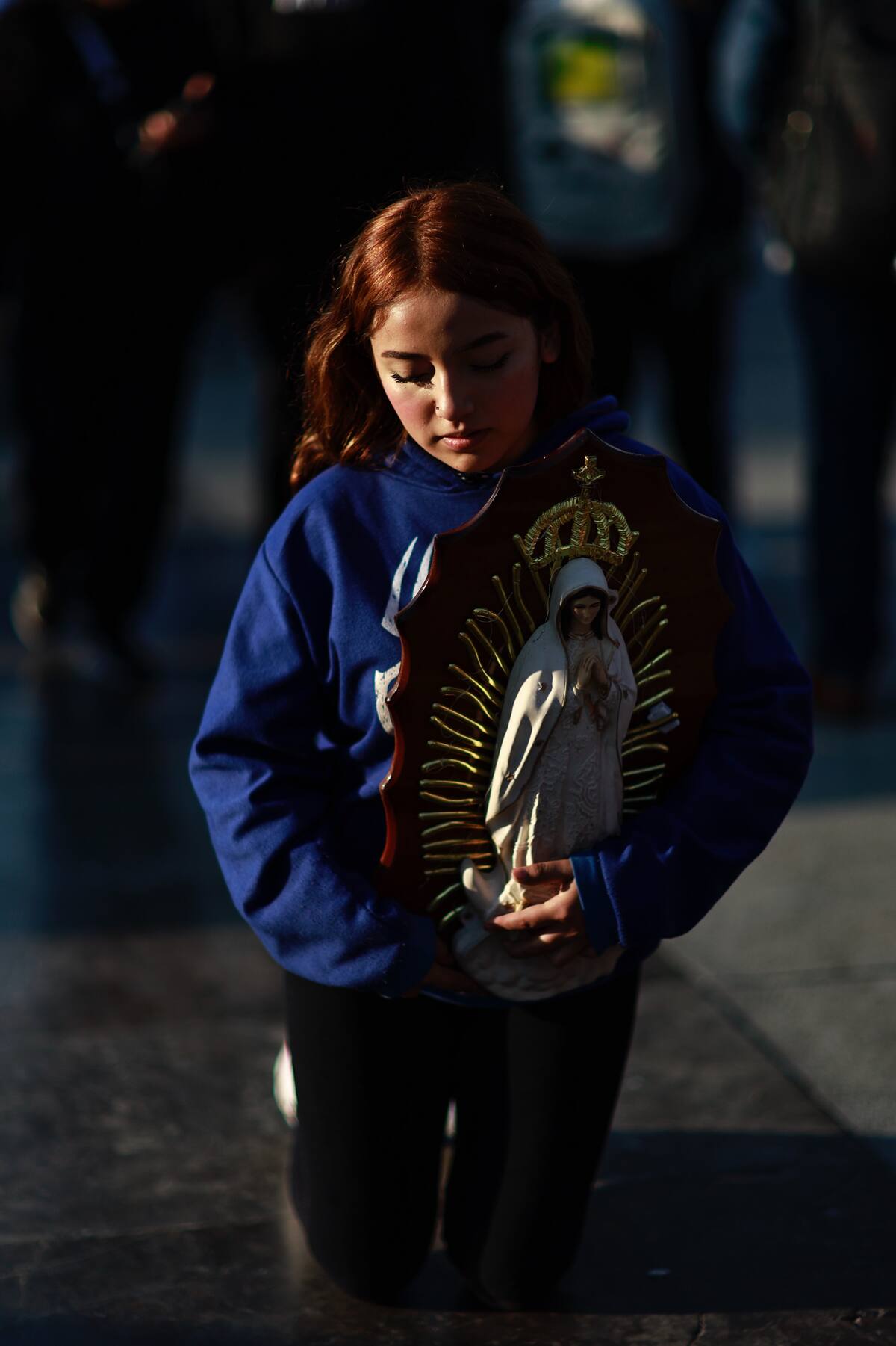 MEX7832. CIUDAD DE MÉXICO (MÉXICO), 12/12/2024.- Una feligrés mexicana carga una imagen de la virgen de Guadalupe este jueves, durante el peregrinaje anual a la Basílica de Guadalupe, en la Ciudad de México (México). Cientos de miles de fieles mexicanos acuden a visita anual a la Basílica de la Virgen de Guadalupe, que espera más de 12 millones de visitantes con motivo de los 493 años de su aparición. EFE/ Sáshenka Gutiérrez