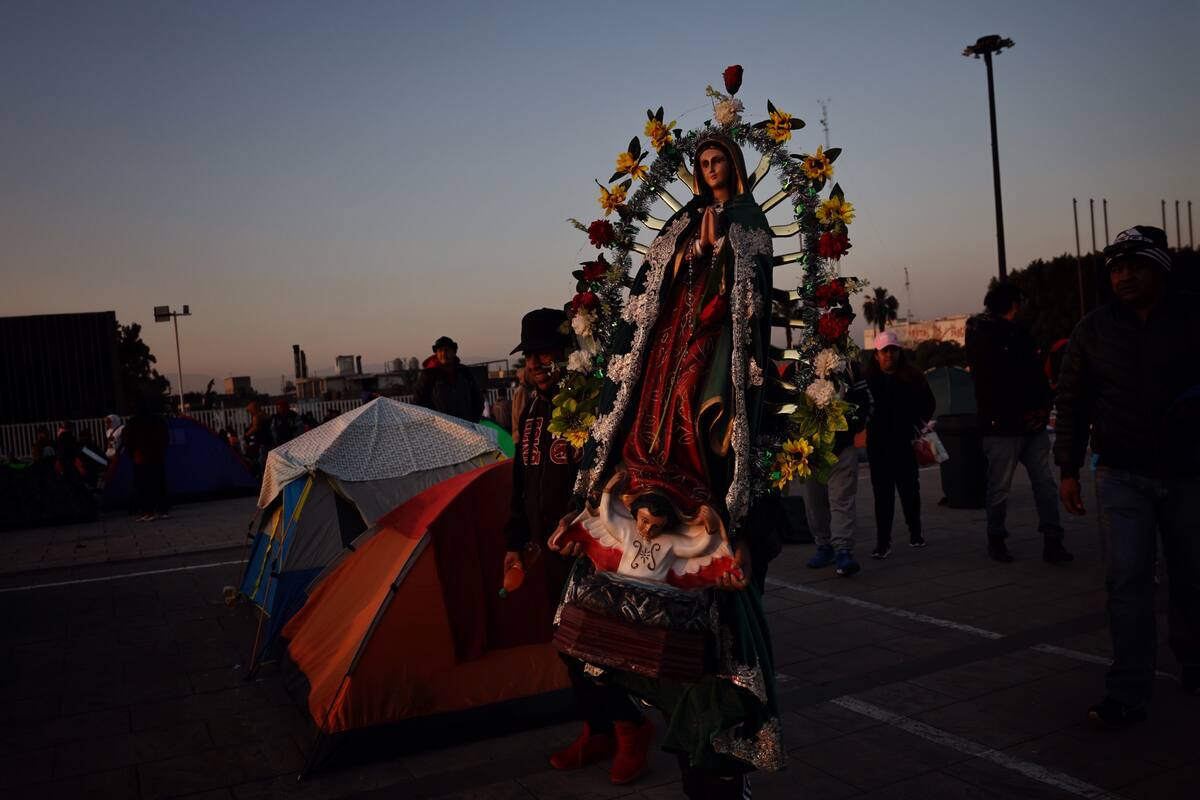 MEX7827. CIUDAD DE MÉXICO (MÉXICO), 12/12/2024.- Un feligrés mexicano carga una imagen de la virgen de Guadalupe este jueves, durante el peregrinaje anual a la Basílica de Guadalupe, en la Ciudad de México (México). Cientos de miles de fieles mexicanos acuden a visita anual a la Basílica de la Virgen de Guadalupe, que espera más de 12 millones de visitantes con motivo de los 493 años de su aparición. EFE/ Sáshenka Gutiérrez